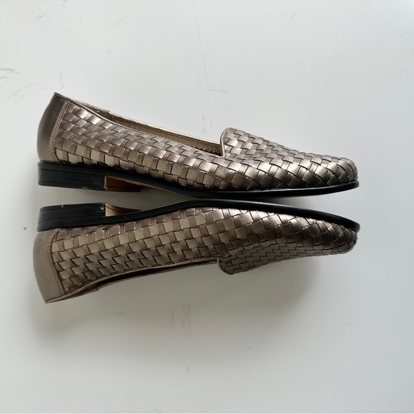 Trotters Liz loafer weave pattern pewter metallic finish GUC size 8.5 - Picture 5 of 12